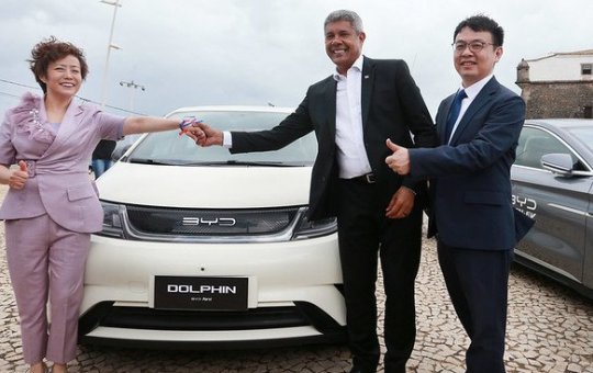 "Momento de renovação", diz Jerônimo ao oficializar vinda da chinesa BYD à Bahia