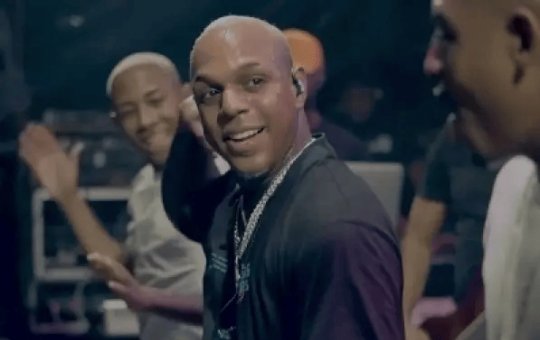 Cantor 'Oh Polêmico' recebe alta médica dois dias após desmaiar em show