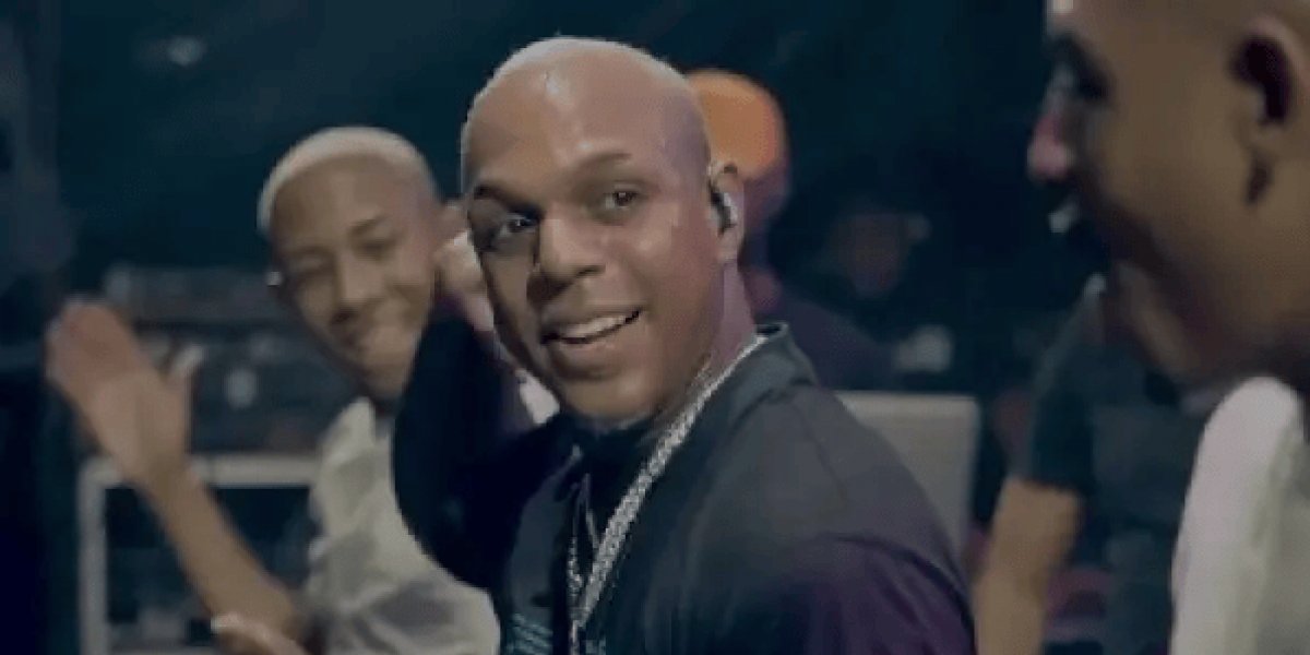 Cantor 'Oh Polêmico' recebe alta médica dois dias após desmaiar em show