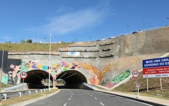 Carro pega fogo na Avenida Gal Costa, em Salvador