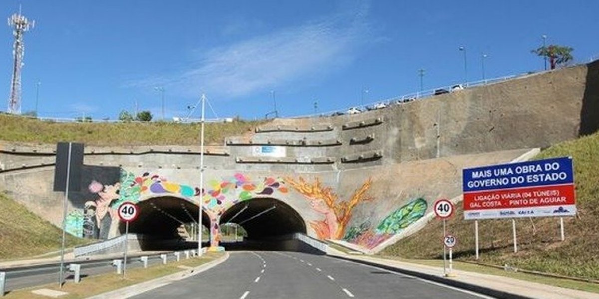 Carro pega fogo na Avenida Gal Costa, em Salvador