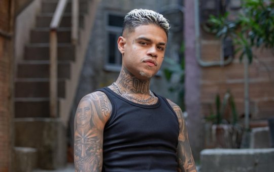 MC Cabelinho joga dinheiro para o público em campeonato de jiu-jitsu