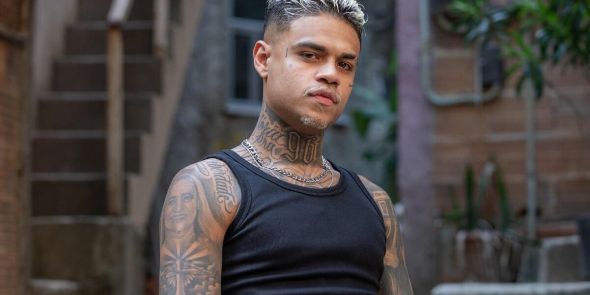 MC Cabelinho joga dinheiro para o público em campeonato de jiu-jitsu