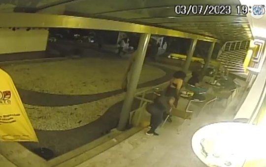 Mulher furta bolsa de turista francesa no Corredor da Vitória