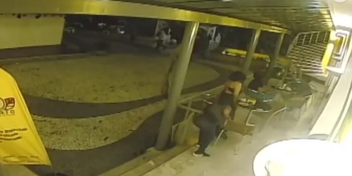 Mulher furta bolsa de turista francesa no Corredor da Vitória