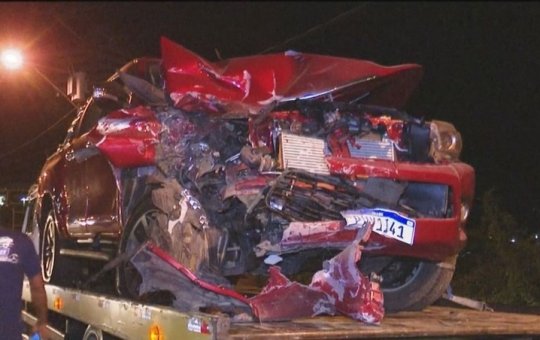 Carro fica destruído após bater de frente com carreta próximo a Itabuna