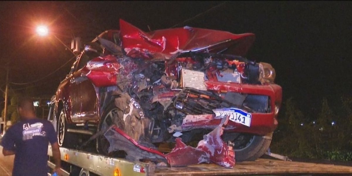 Carro fica destruído após bater de frente com carreta próximo a Itabuna