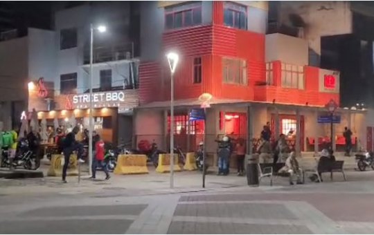 Entregadores fazem protesto em frente a hamburgueria Red Burger na Barra