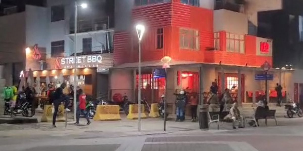 Entregadores fazem protesto em frente a hamburgueria Red Burger na Barra
