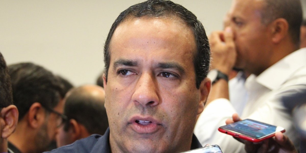 Bruno Reis anuncia construção de campo de futebol americano em Salvador