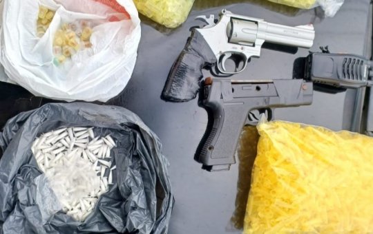 PM apreende munições de fuzil, simulacros e drogas em Periperi e no Comércio