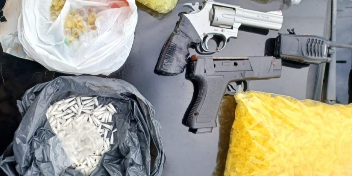 PM apreende munições de fuzil, simulacros e drogas em Periperi e no Comércio