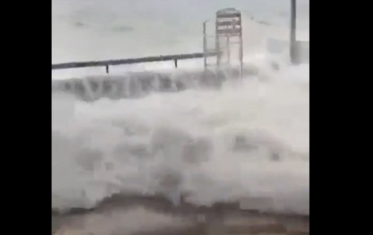 Ondas gigantes invadem área interna do Yacht Clube, em Salvador; veja vídeo