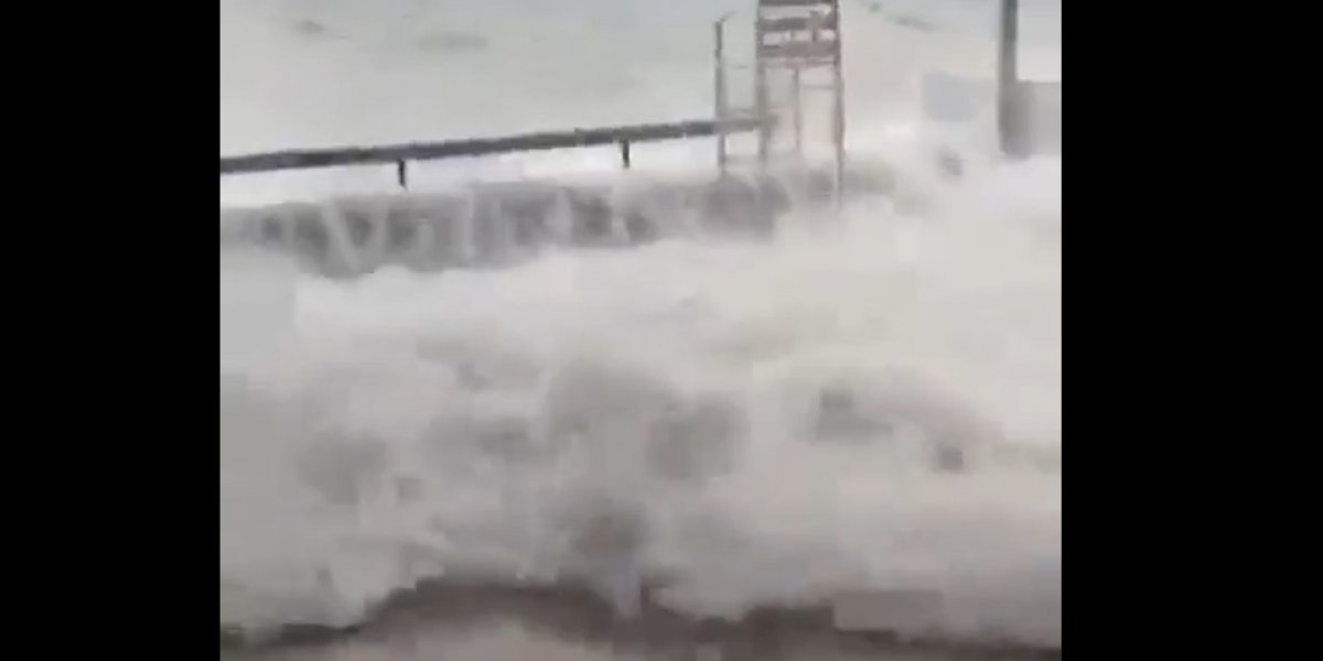 Ondas gigantes invadem área interna do Yacht Clube, em Salvador; veja vídeo