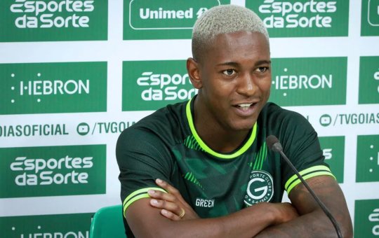 Vitória acerta a contratação do volante Jhonny Lucas