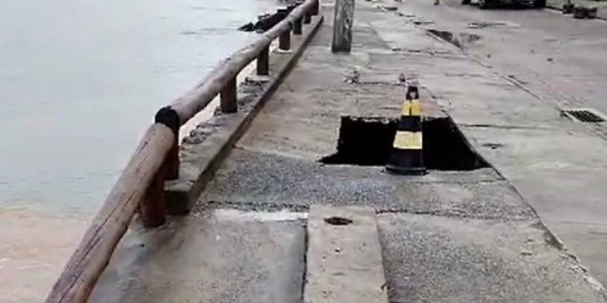 Poste pega fogo após ser atingido por fortes ondas na Ribeira; calçada desaba