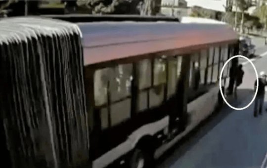Homem é atropelado por ônibus após levar empurrão de brincadeira do amigo em SP
