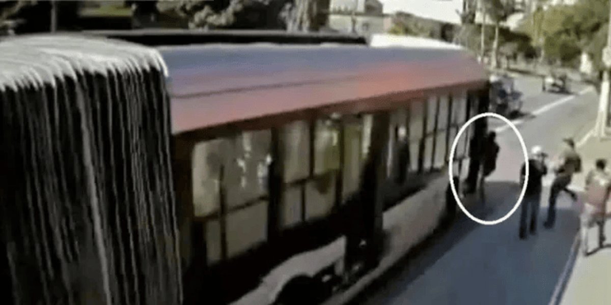 Homem é atropelado por ônibus após levar empurrão de brincadeira do amigo em SP