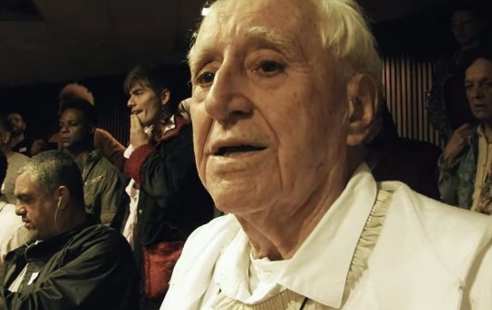 Velório de Zé Celso atravessa madrugada e é marcado por homenagens 