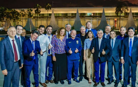 Lula se reúne com Lira e líderes partidários no Palácio da Alvorada