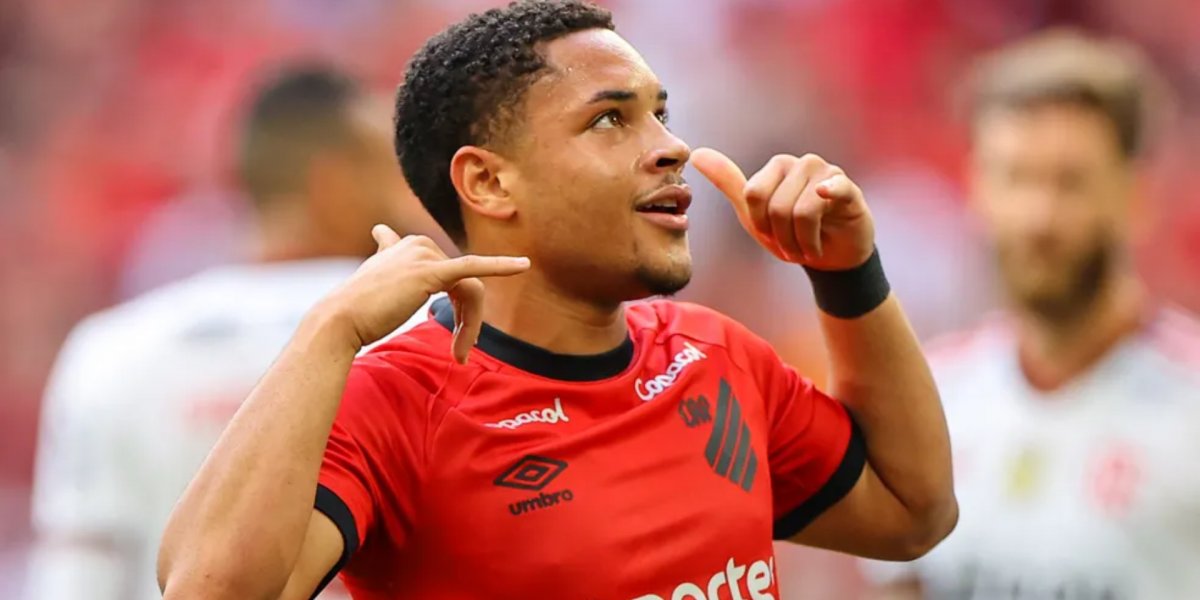 Revelação do futebol brasileiro, Vitor Roque acerta com o Barcelona