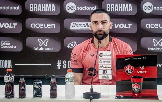 Após mais de um mês afastado, Léo Gamalho volta ao time titular do Vitória