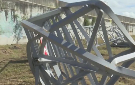 Carreta bate em pórtico do complexo viário de Feira de Santana