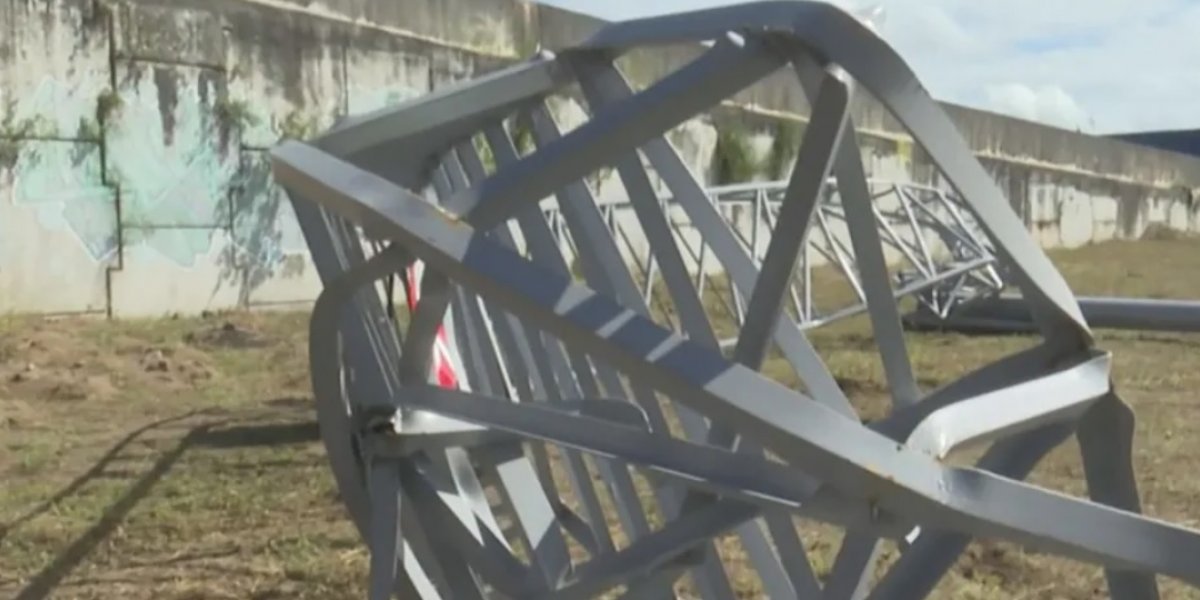 Carreta bate em pórtico do complexo viário de Feira de Santana