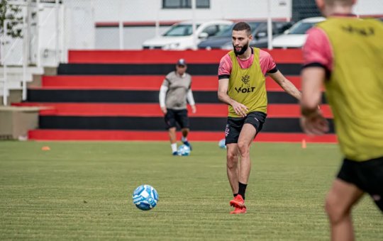Com novidades no time titular, Vitória enfrenta o Vila Nova fora de casa
