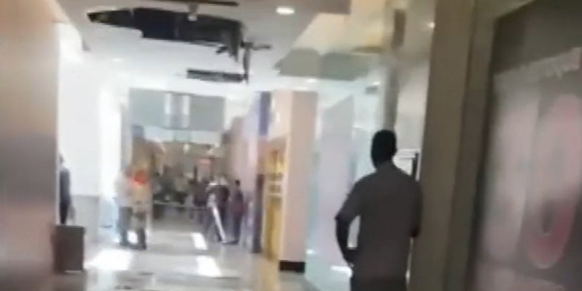 Parte de teto de shopping desaba após rompimento de tubulação; ninguém se feriu