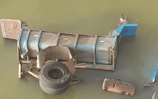 Caminhão caçamba derruba mureta de proteção e despenca na BR-116