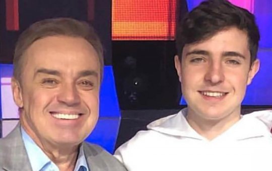 Filho de Gugu visita a Globo e revela desejo de ser apresentador