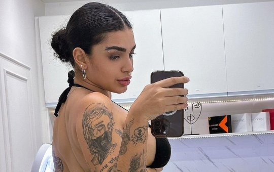 Cantora Bianca faz harmonização de bumbum e arranca suspiros de fio-dental