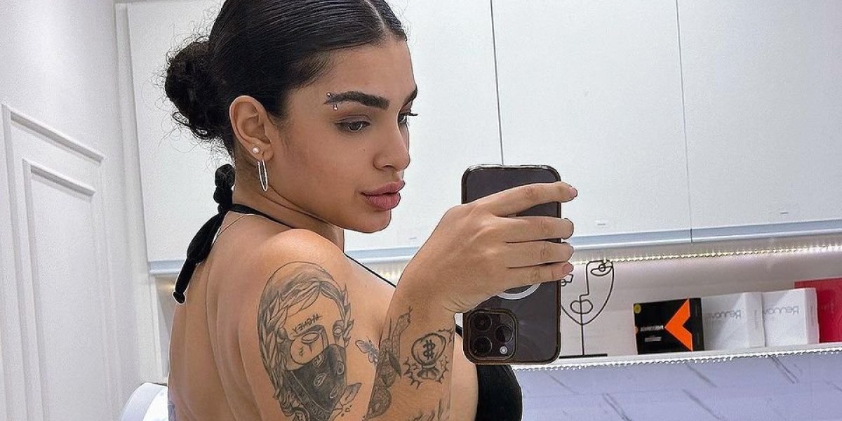 Cantora Bianca faz harmonização de bumbum e arranca suspiros de fio-dental