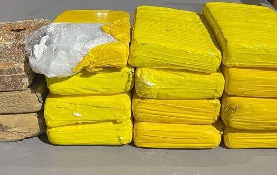 Quinze tabletes de drogas são encontrados enterrados em terreno