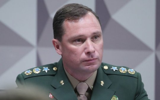 Assessor de Bolsonaro preso por fraudar cartões de vacina fica calado em CPMI