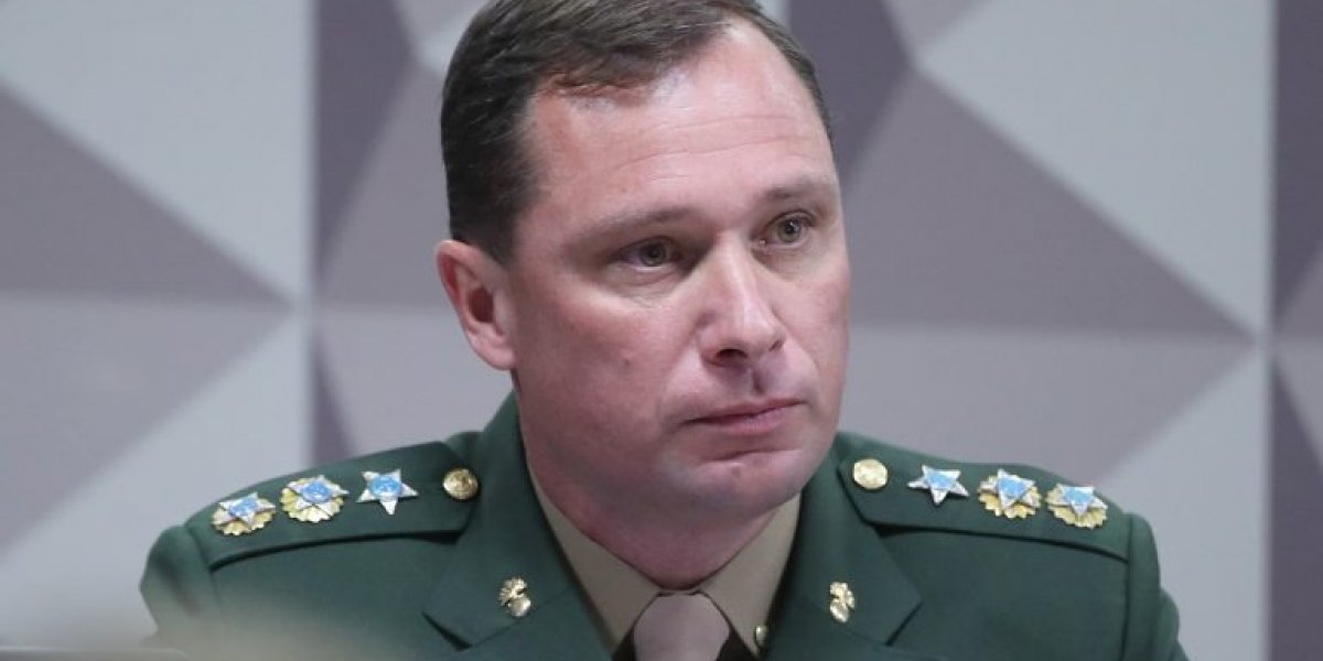 Assessor de Bolsonaro preso por fraudar cartões de vacina fica calado em CPMI