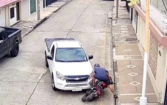 Motorista flagra assalto, toma atitude e recupera bolsa da vítima