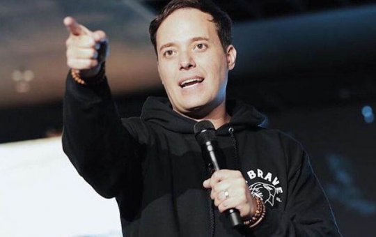 Juiz atende MPF e manda remover vídeos do pastor André Valadão