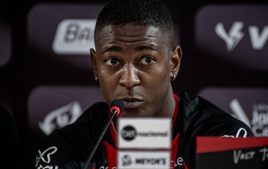 Novo reforço do Vitória, Jhonny Lucas diz gostar de ajudar o ataque
