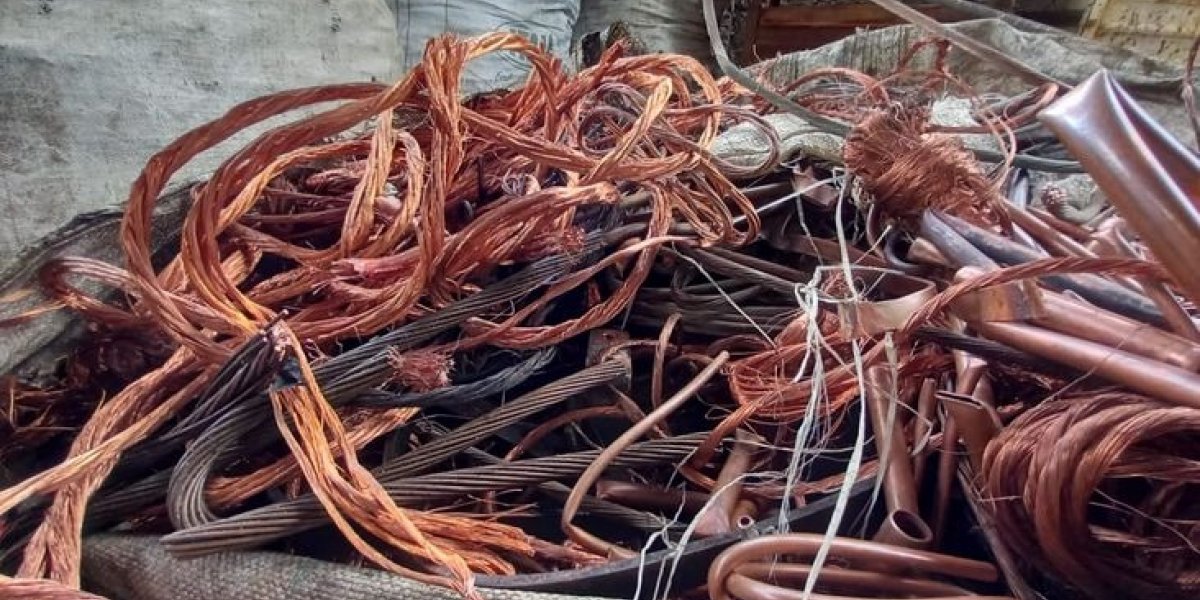 Tonelada de fios de cobre é apreendida em galpão no bairro de Pirajá