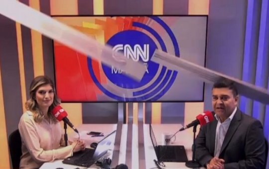 Teto de estúdio da CNN desaba, e jornalistas levam susto