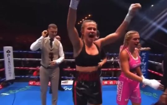 Britânica exibe os seios após vencer luta em evento com Whindersson; assista