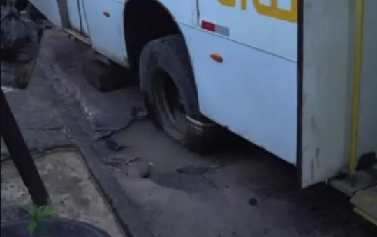 Ônibus cai em buraco e causa congestionamento na Avenida Suburbana