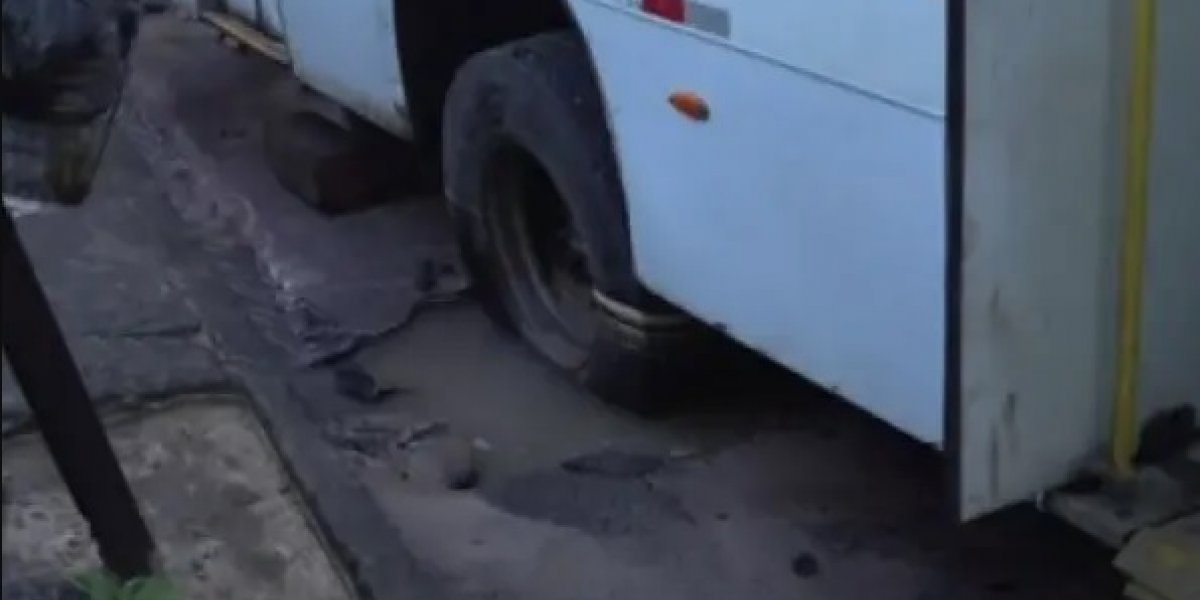 Ônibus cai em buraco e causa congestionamento na Avenida Suburbana