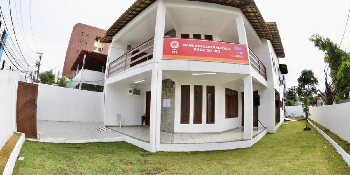 Em busca de atendimento, grupo quebra janela e tenta invadir sede da Samu