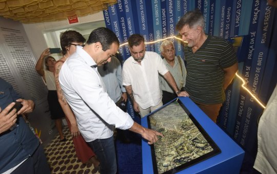 Visita guiada com estudantes marca entrega do Memorial Pavilhão 2 de Julho