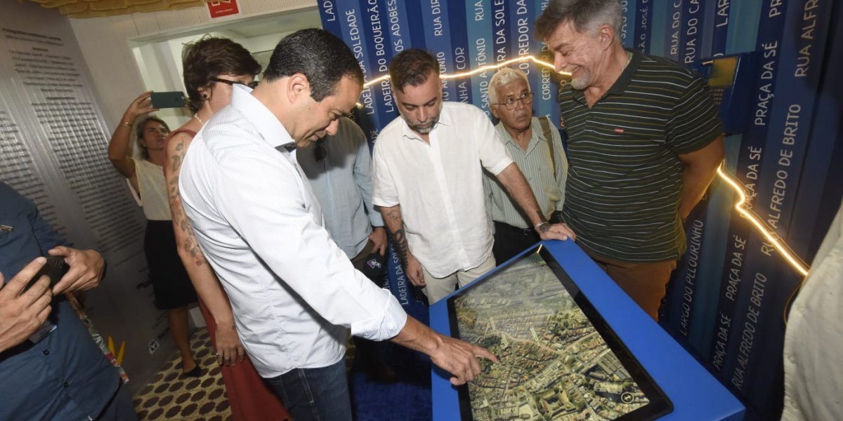 Visita guiada com estudantes marca entrega do Memorial Pavilhão 2 de Julho