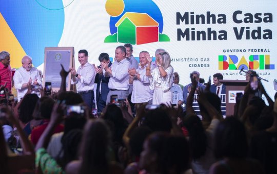 Jerônimo e presidente da Caixa assinam acordo para novas unidades do Minha Casa