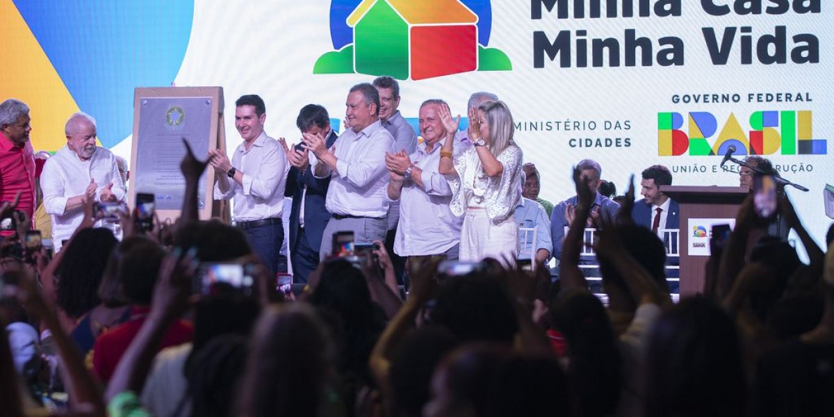 Jerônimo e presidente da Caixa assinam acordo para novas unidades do Minha Casa